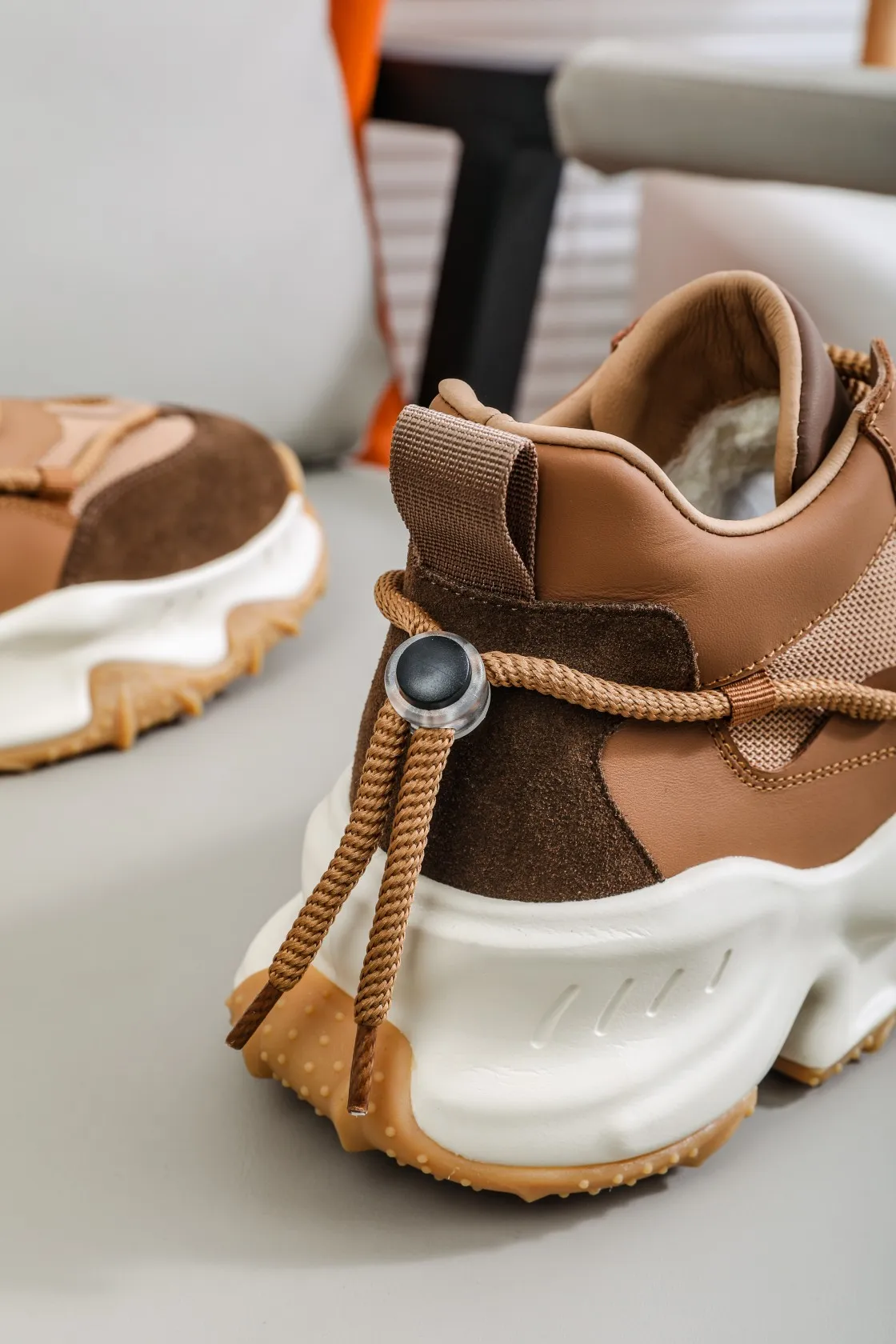 Men's shoes 💰620 IUGGI Heavy-duty thick-soled dad shoes EVA foam outsole Rarely seen on the market Retro version Very good-looking on the feet Mainly because it is so classy All-sheep fur lining Thick sole plate Super soft rebound Model 6081 Men's model 39-44 [issued]